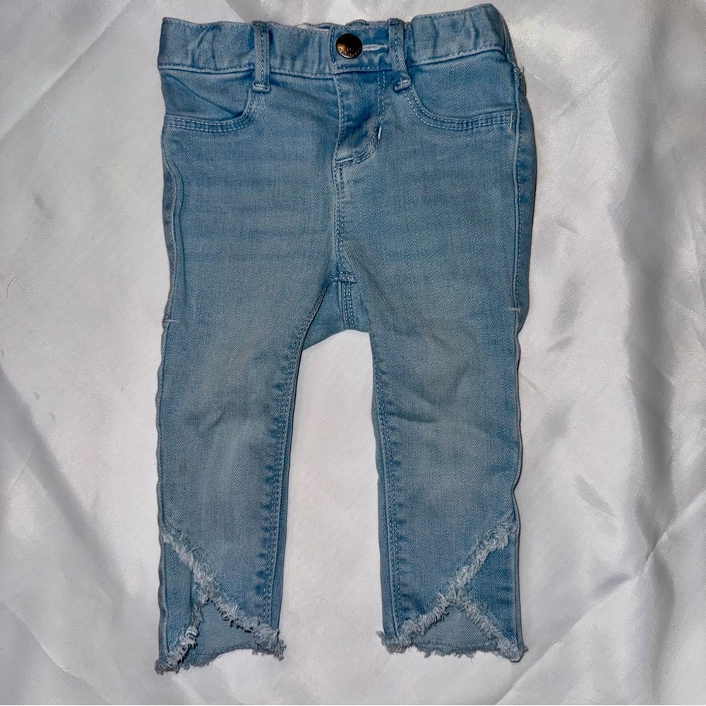 Old Navy Baby Girl 12-18 months Light Blue Denim Jeans Chic‎ Shark Bite Fray Hem